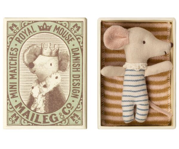 Bébé souris : garçon dans son lit