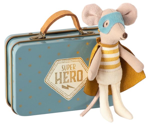 Petite souris superhéros dans sa boîte-lit, le petit frère