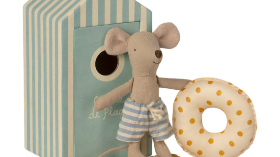 Petit frère souris et sa Cabane de Plage