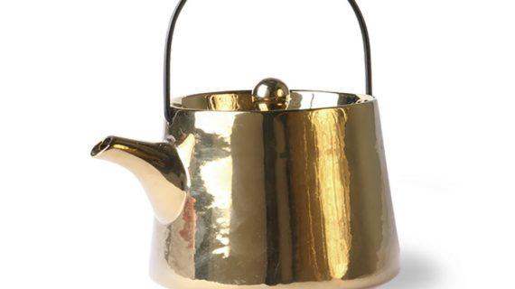 Céramiques audacieuses et basiques : théière or