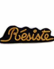Broche Résiste –  brodée à la main