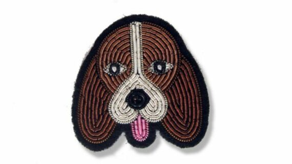 Broche Beagle –  brodée à la main