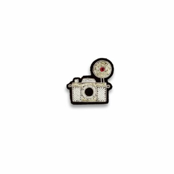 Broche Appareil Photo Argent –  brodée à la main