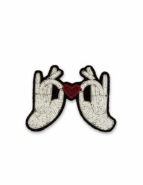 Broche Mains Coeur –  brodée à la main