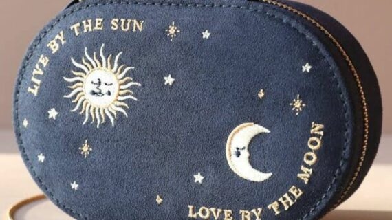 Coffret à bijoux ovale brodé Soleil et Lune en bleu marine