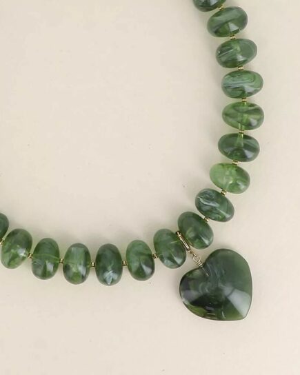 Collier sur fil - perles de résine Kaki