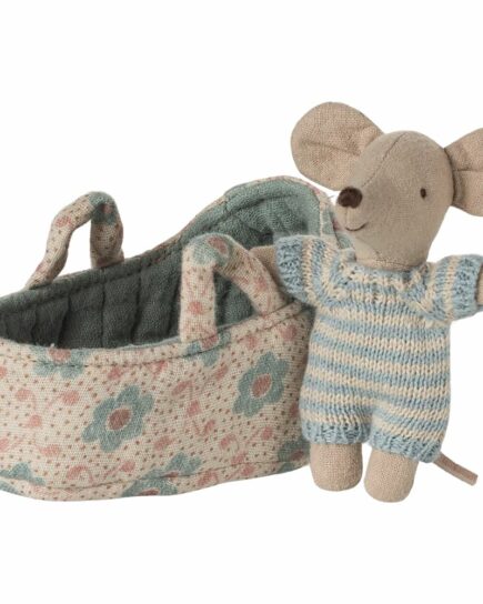 Bébé souris dans un lit de transport - Bleu