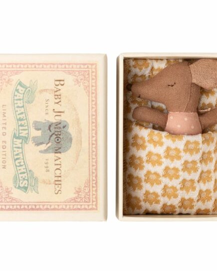 Bébé souris endormie et éveillée dans une boîte d'allumettes - Rose